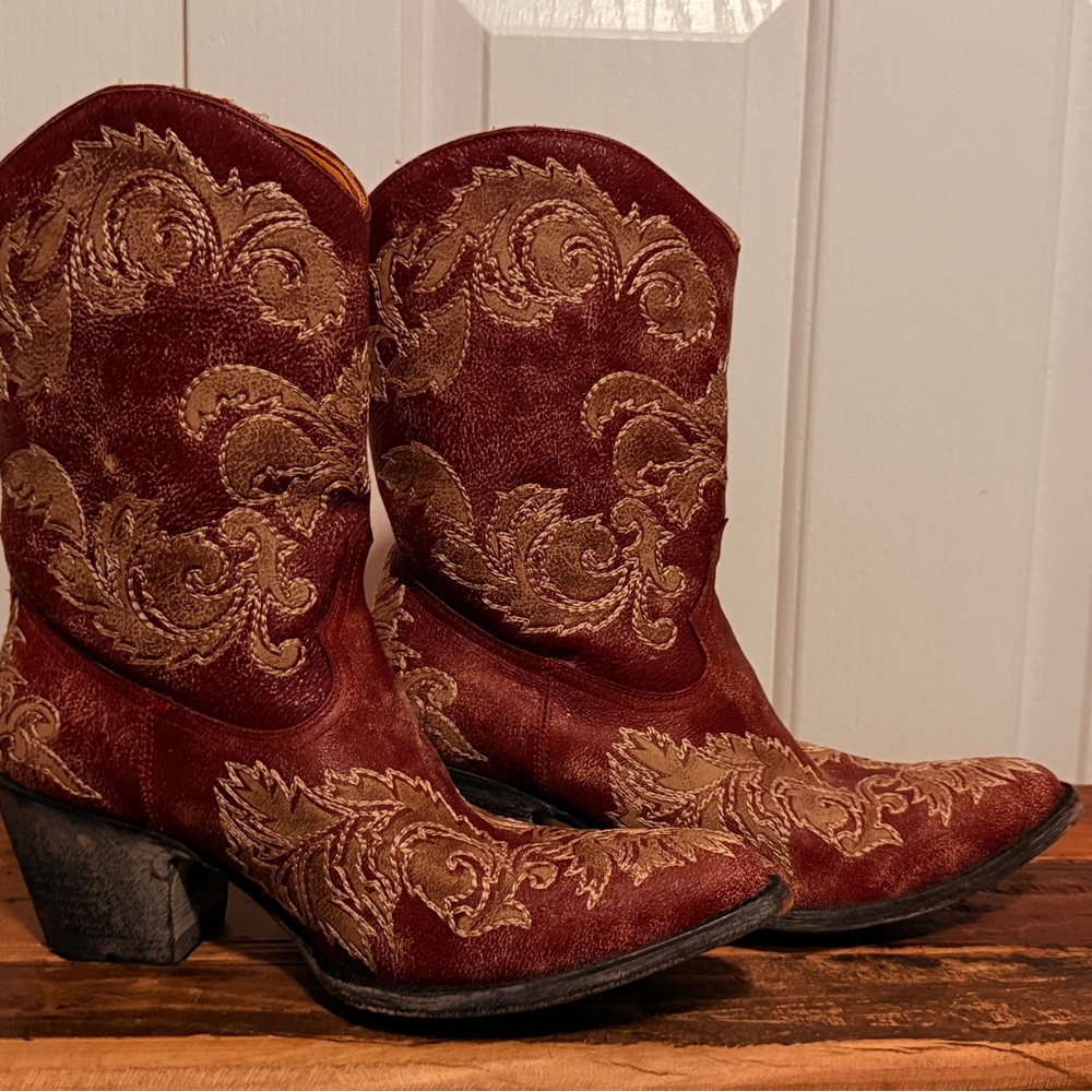 Old Gringo Red  Leather Boots with beige embroidery Size 9 never worn